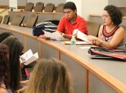 教授照片. Maria Jose Garcia Vizcaino sitting and talking with students at an orientation session.